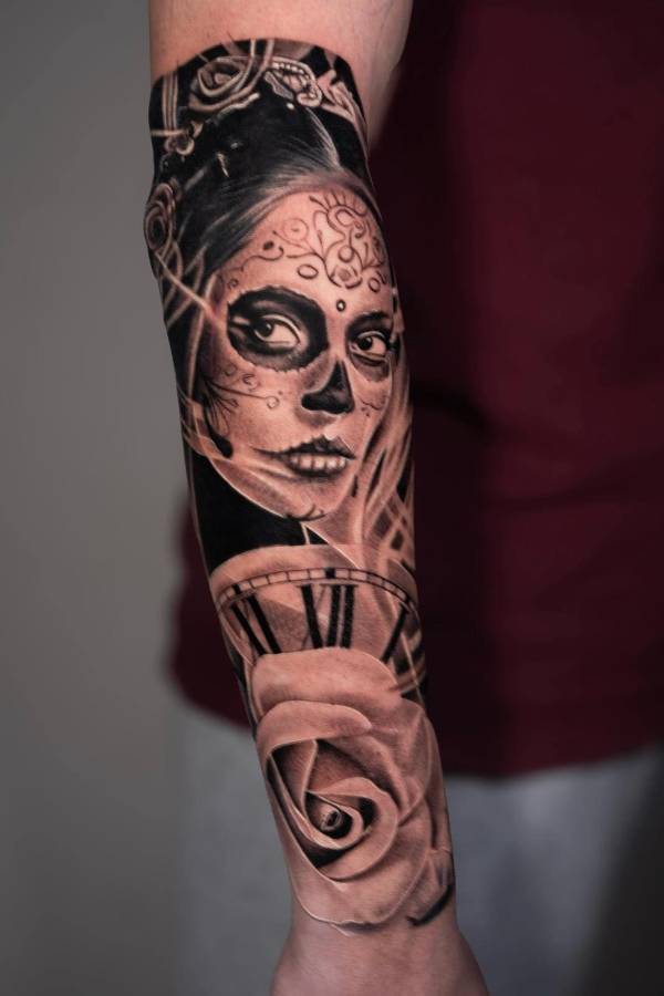 Este es un tatuaje que Mario realizó estilo catrina, complementado con un reloj romano y y una rosa.