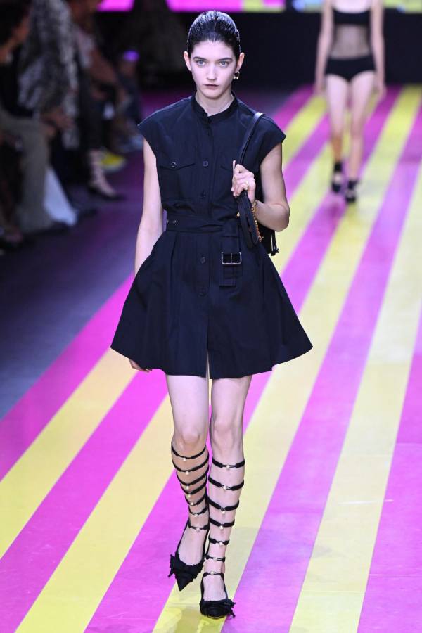 Christian Dior propone calzado bailarina con punta y lazos en su colección Spring/Summer 2024.