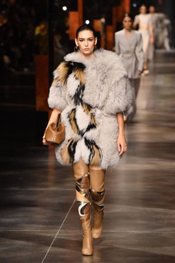 Fendi propone botas arriba de la rodilla.