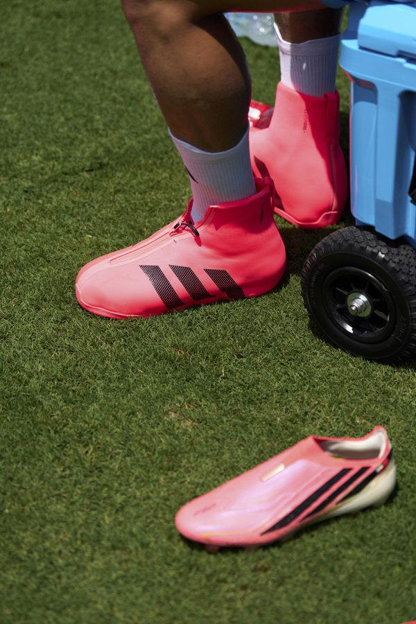 ¿Por qué los futbolistas usan zapatillas rosas en el Mundial 2026?