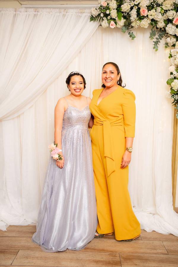 Júbilo y fiesta por los 15 años de Isabella Cáceres