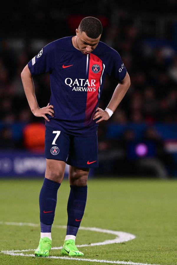 Kylian Mbappé, decepcionado por la dolorosa derrota del PSG ante el Barcelona.