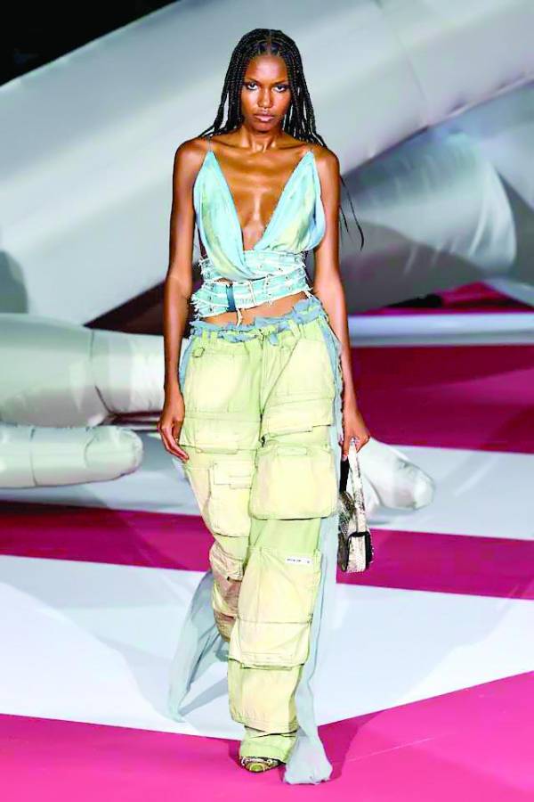 Una de las combinaciones más queridas por el street style es aquella compuesta por unos cargo pants y un blazer. En caso de querer darles un toque más vanguardista, un top strapless será de gran ayuda.