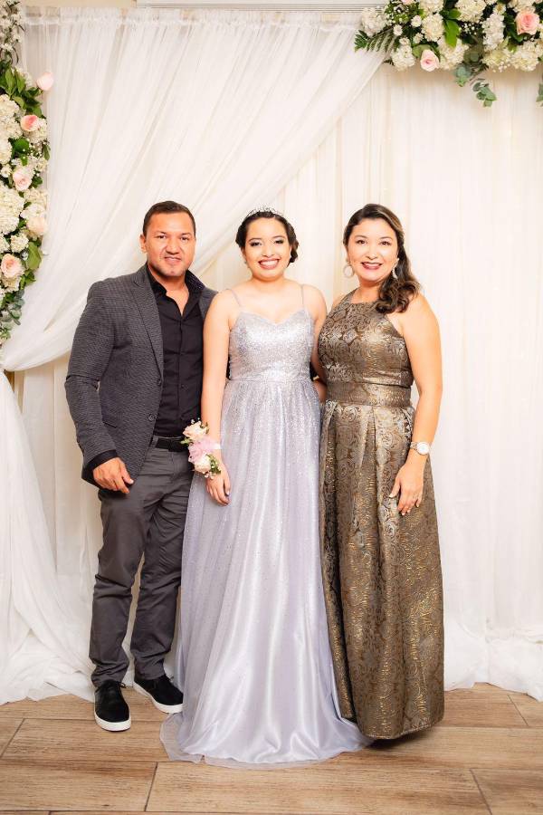 Júbilo y fiesta por los 15 años de Isabella Cáceres