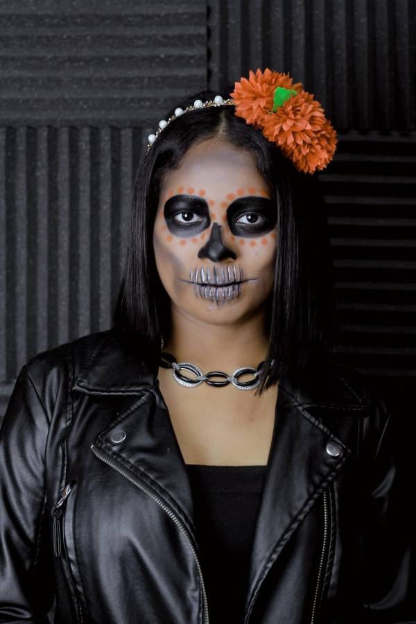 Eleva tu maquillaje con un atuendo negro y diadema de flores coloridas.