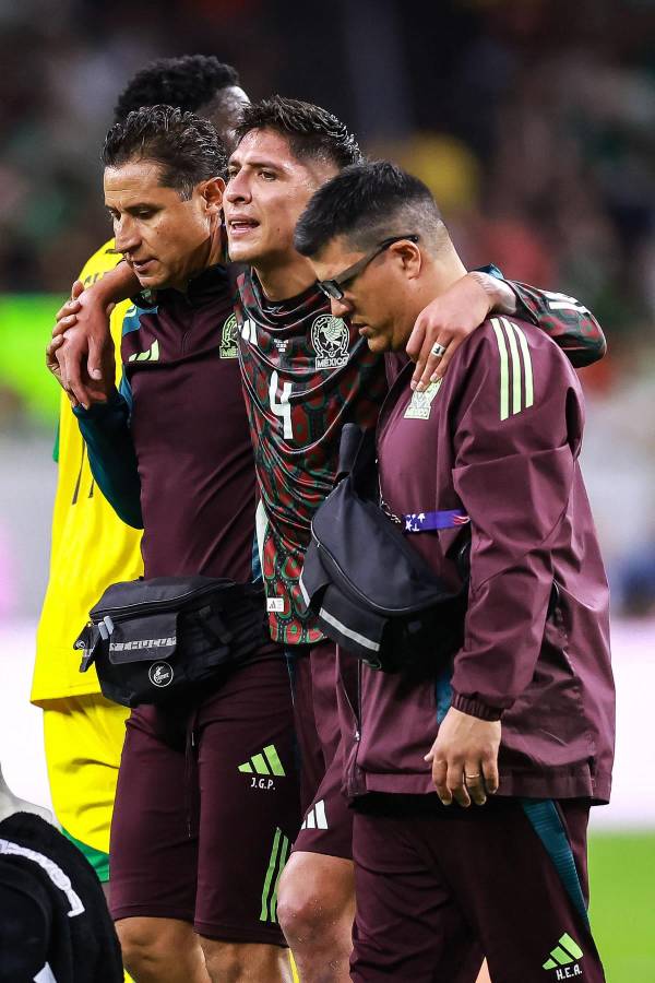 El futbolista mexicano tuvo que ser auxiliado por el cuerpo médico para salir del campo.