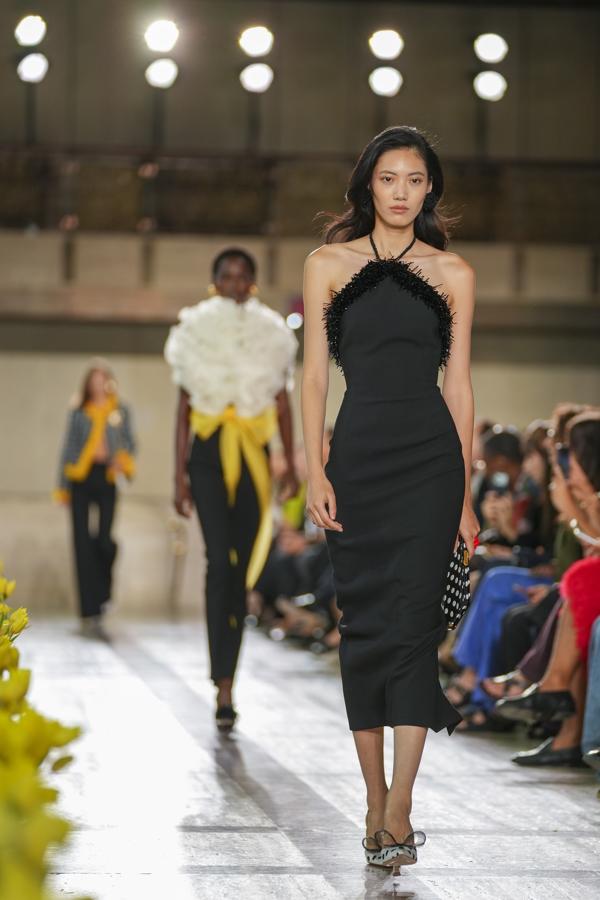 La marca Carolina Herrera celebra 45 años de moda fiel a su identidad