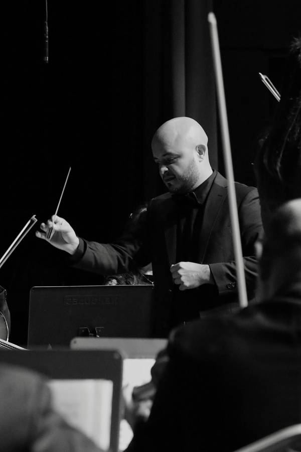 Ha dirigido la Orquesta de Cámara de San Pedro Sula, la Orquesta Filarmónica de Honduras, Orquesta Sinfónica Nacional de Guatemala, Orquesta de Cámara de Madrid, Orquesta del Festival ded Trouville Sur Mer y la Orquesta Sinfónica de Belgrado.