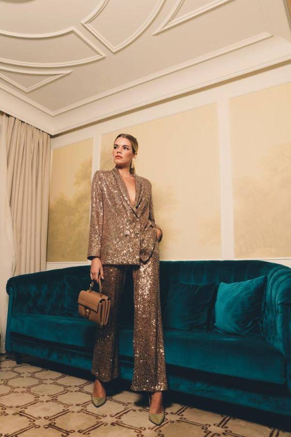 El total look metálico es una tendencia para este fin de año.