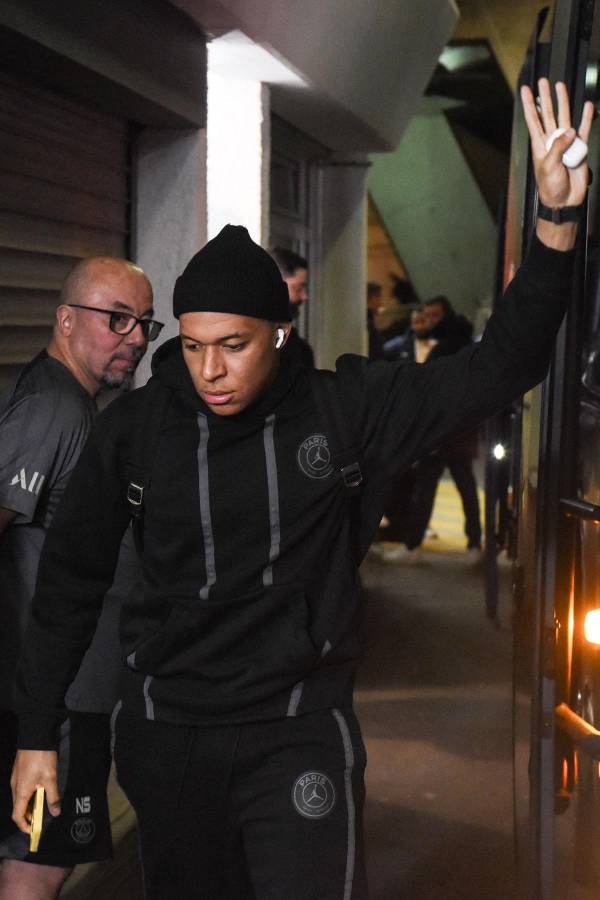 Kylian Mbappé llegando con rostro muy serio al partido ante Nantes.