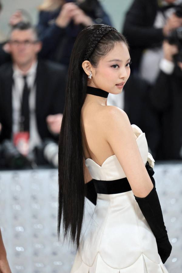 Jennie Kim. Lució una melena larga completamente lacia que estaba peinada con una corona de trenzas que dejaba ver su makeup sutil en tonos neutros.