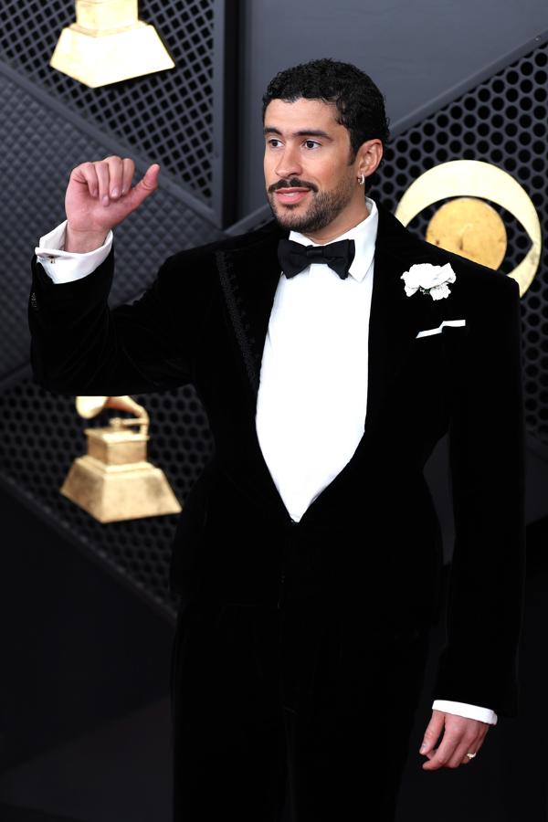 Bad Bunny le da un giro al clásico esmoquin en la alfombra roja de los Grammy 2026