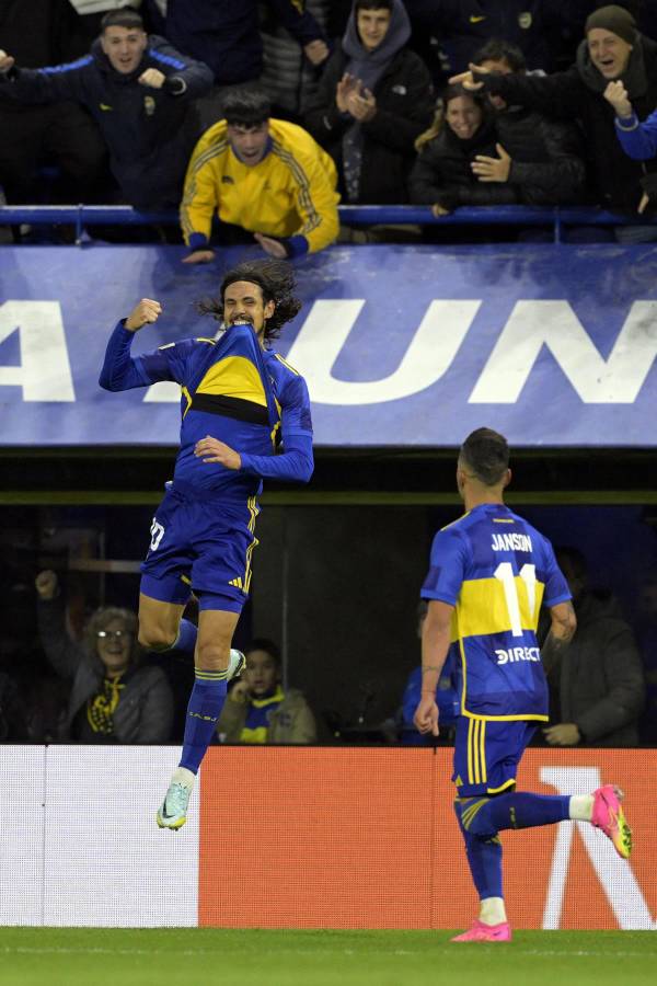 Edinson Cavani celebrando su primer gol con Boca Juniors.