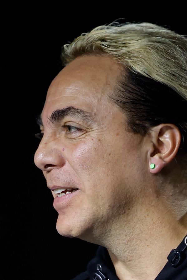 Cristian Castro lleva su lado metalero a un nuevo álbum con La Esfinge