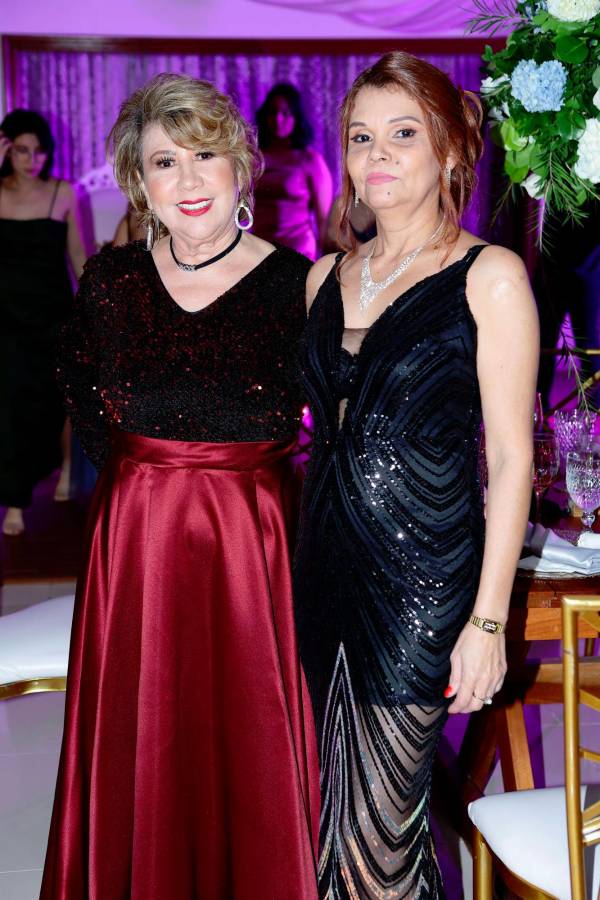 Laura Caballero celebra sus XV años