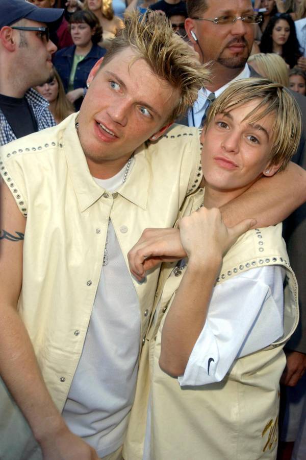 Nick y su hermano menor Aaron Carter en los premios Teen Choice Awards, en 2001.
