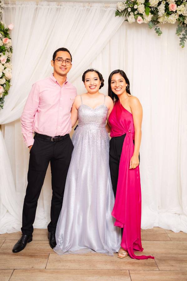 Júbilo y fiesta por los 15 años de Isabella Cáceres