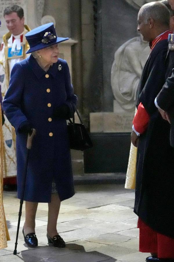 Reina Isabel II usa un bastón por primera vez en un acto público