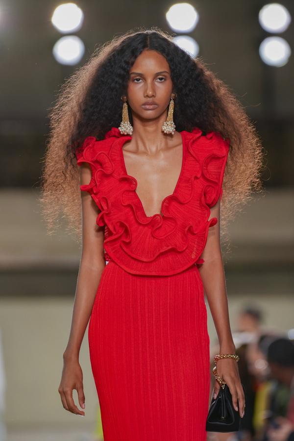 La marca Carolina Herrera celebra 45 años de moda fiel a su identidad
