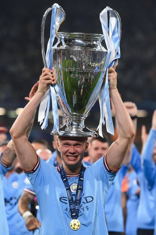 Erling Haaland levantando la Orejona ganada con el Manchester City.