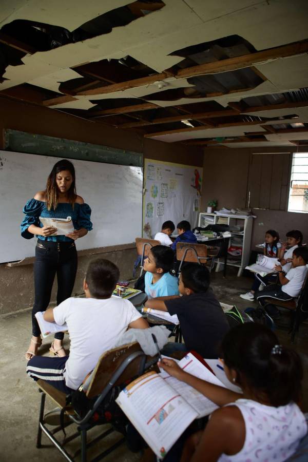 Escolares de El Merendón estrenan pupitres