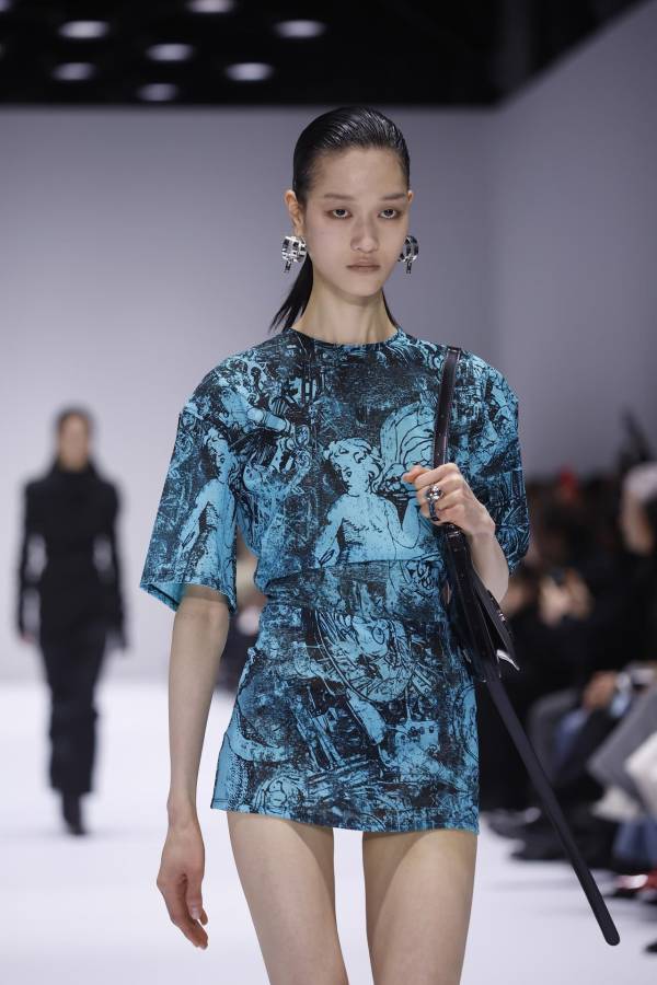 Una modelo presenta una creación de la Colección Otoño/Invierno 2024/2025 de Acne Studios durante la Semana de la Moda de París.