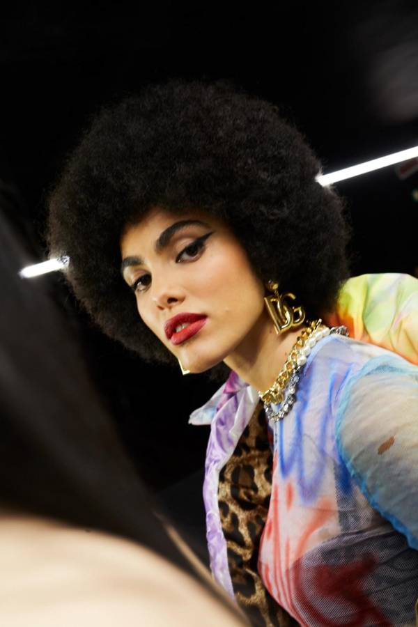 Dolce &amp; Gabbana Fall 2021 ‘Ready to Wear’.Aunque amamos los rojos con destellos naranjas, esta temporada apuesta por colores con tintes más sombríos. Al igual que con los labiales oscuros, busque productos mate que se mantengan en su lugar incluso cuando besa.