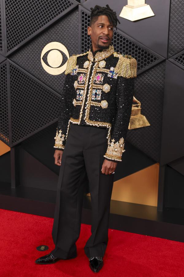 Moda Grammy 2026: Plumas, brillos y transparencias