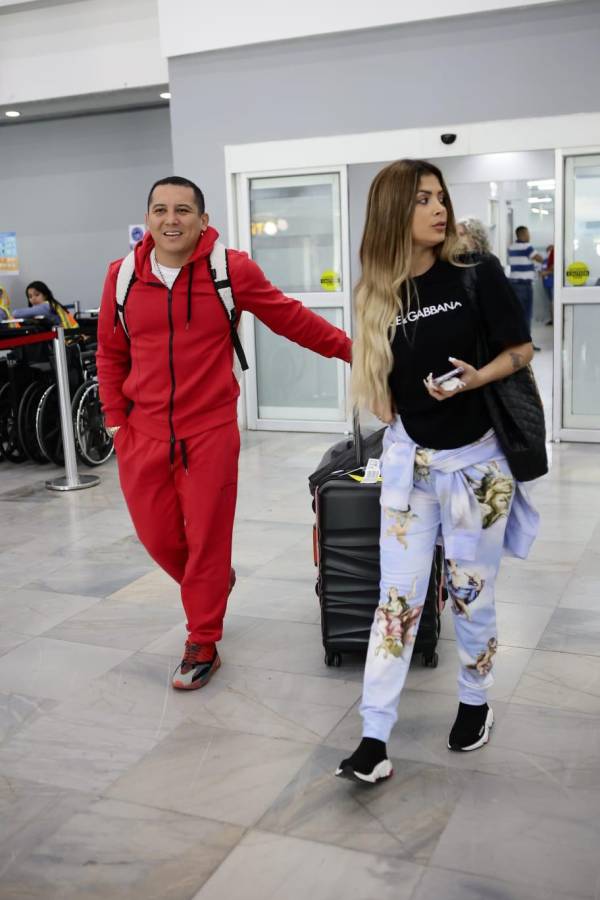 Edwin Luna y Kimberly Flores llegando al aeropuerto Villada Morales de San Pedro Sula.