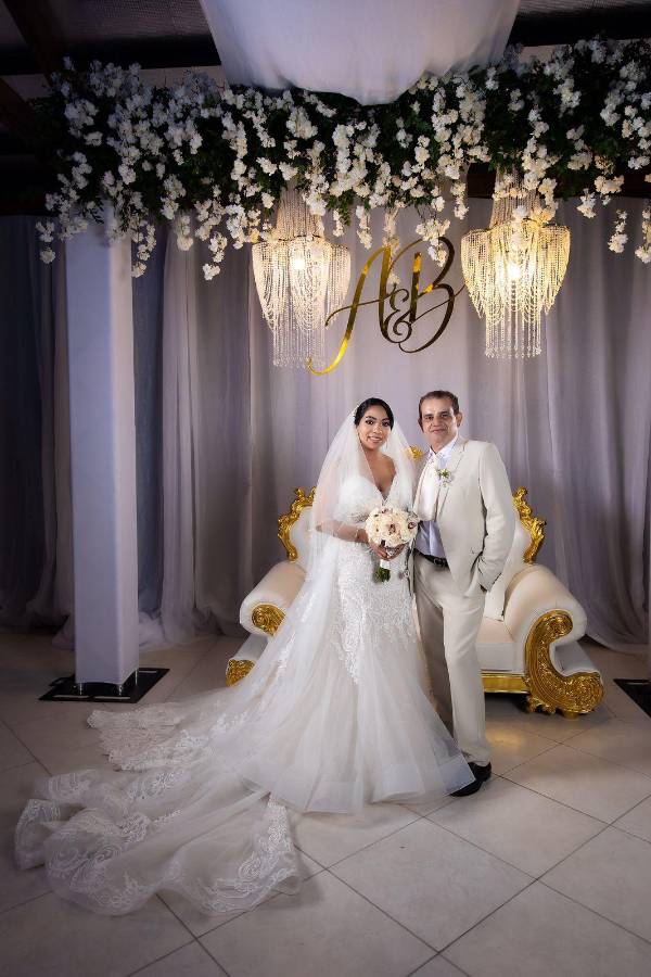 Moris Alvarado y Paola Banegas se unen en sagrado matrimonio