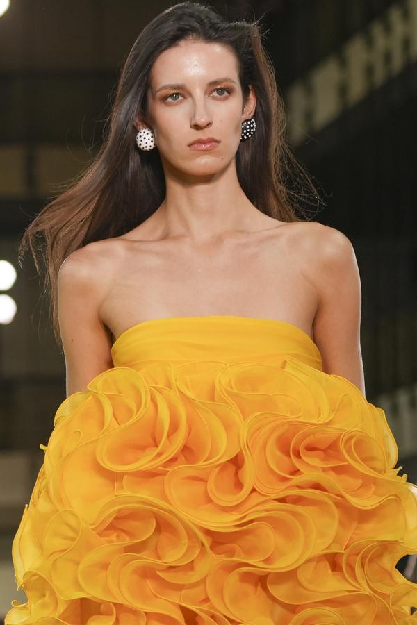 La marca Carolina Herrera celebra 45 años de moda fiel a su identidad