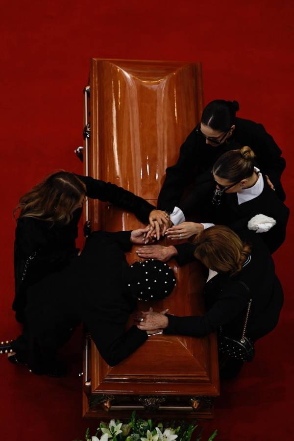 Alejandra Guzmán (abajo-i), Stephanie Salas (arriba-d), Michelle Salas (centro-d) y Sylvia Pasquel (d) lloran sobre el féretro de la actriz Silvia Pinal.