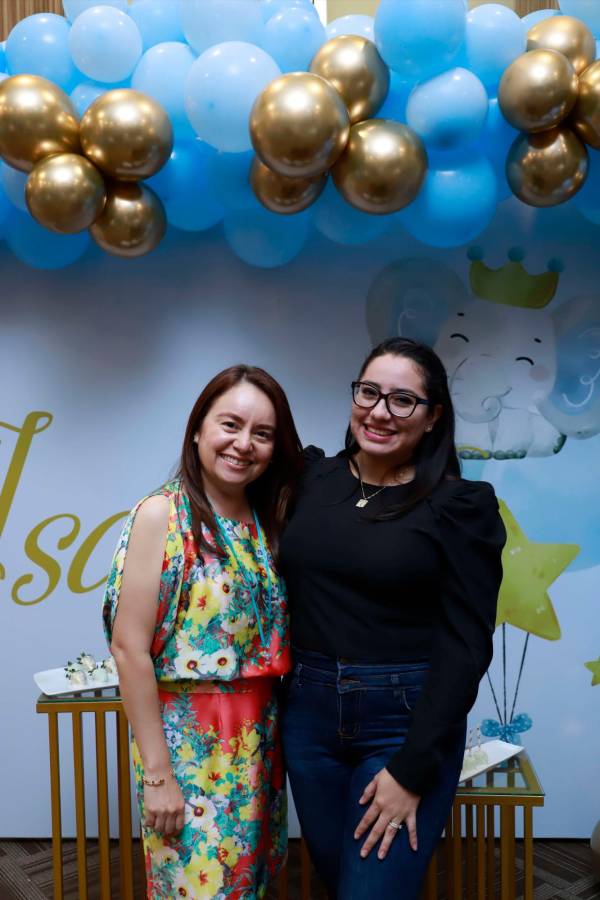 Los esposos Carías Cuadra celebran su baby shower con amor