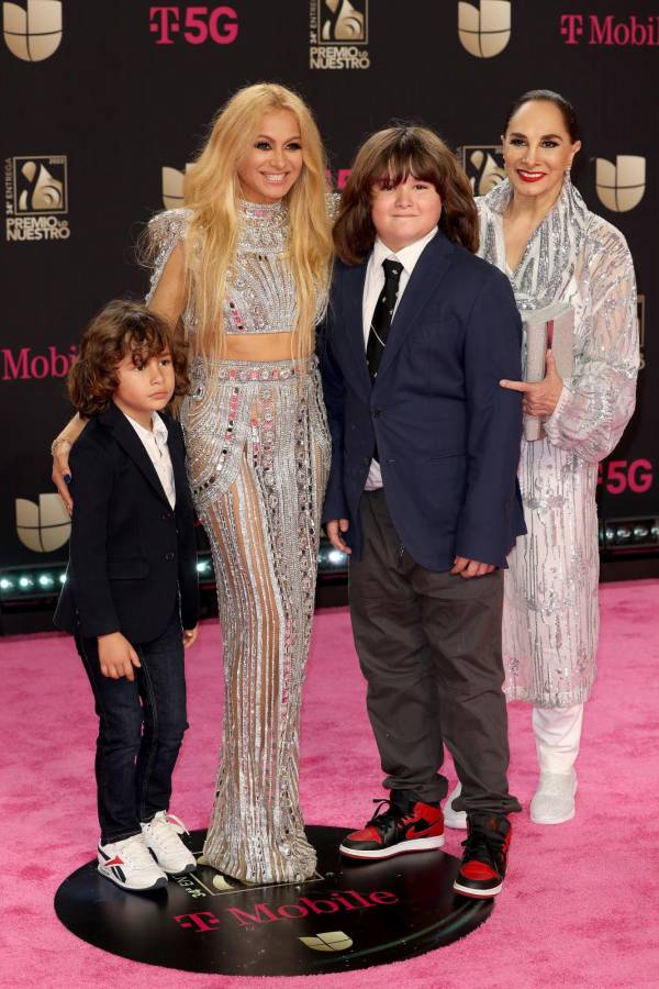 Paulina Rubio junto a su madre Susana Dosamantes y sus dos hijos.