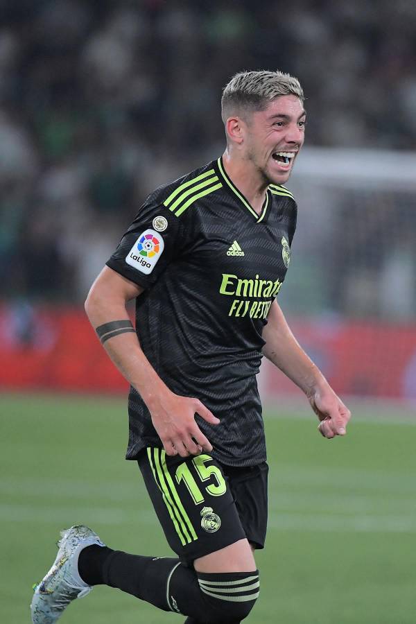 Fede Valverde corre feliz a celebrar su golazo en Elche.