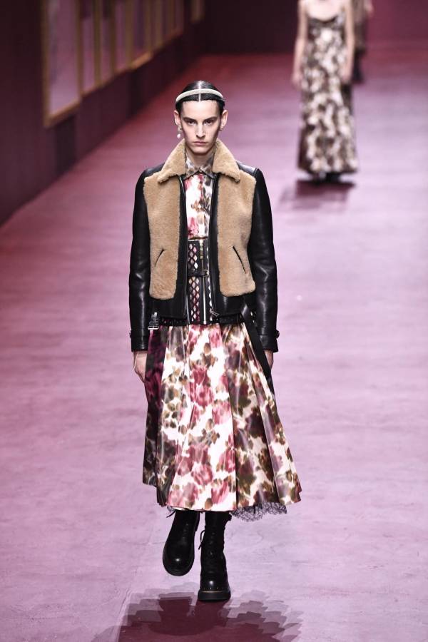 Christian Dior incluye chaquetas estilo aviador con corsé y maxi vestidos combinados.