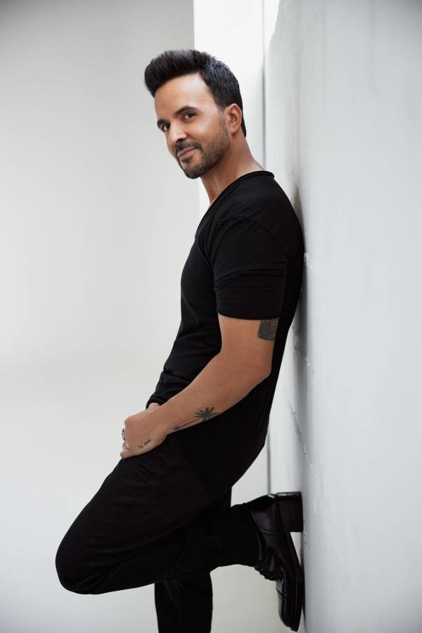 Fotografía sin fecha específica de toma, cedida por Elastic People donde aparece el cantautor puertorriqueño Luis Fonsi quien estrenó este viernes su nuevo álbum, 'El Viaje' que consta de doce canciones y las colaboraciones de la italiana Laura Pausini, el colombiano Carlos Vives, el puertorriqueño Jay Wheeler y el español Omar Montes.