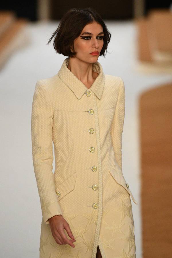 Chanel incluye hombreras en los maxi vestidos camiseros de su colección Primavera-Verano.