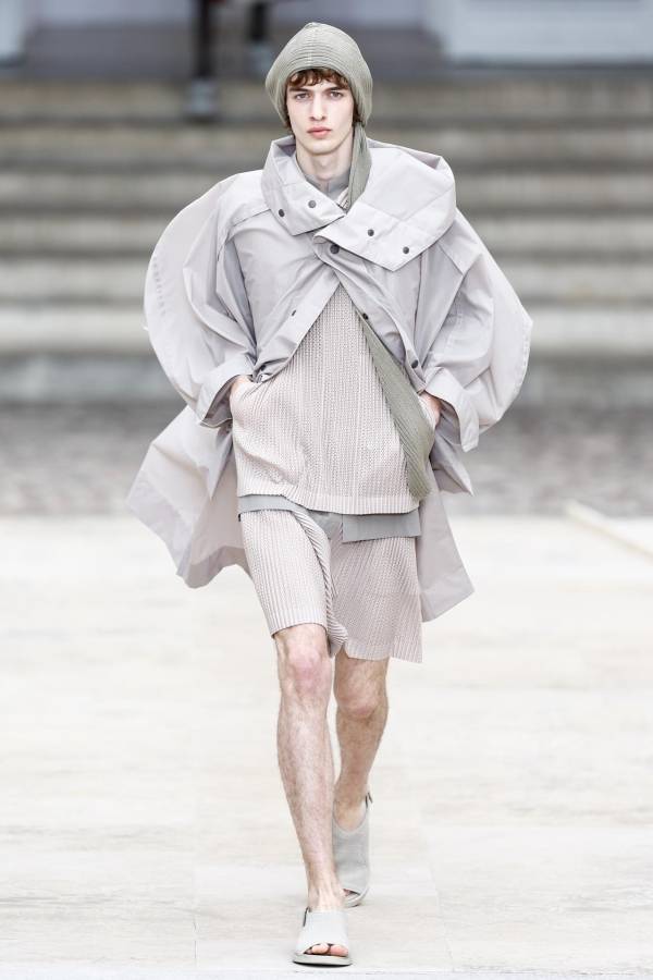 Los modelos presentando más diseños de la marca japonesa Issey Miyake.