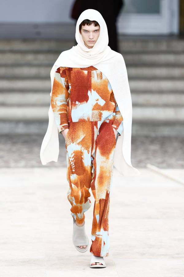 Issey Miyake se decanta por el color y las superposiciones