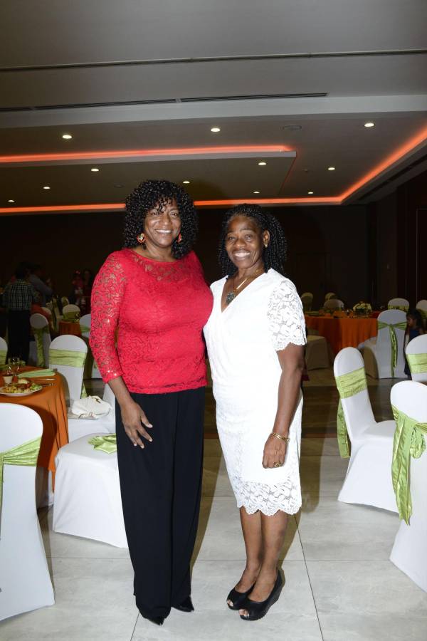 Sara Doris Sambulá Mejía y Kenia Equisia Solis Avila.