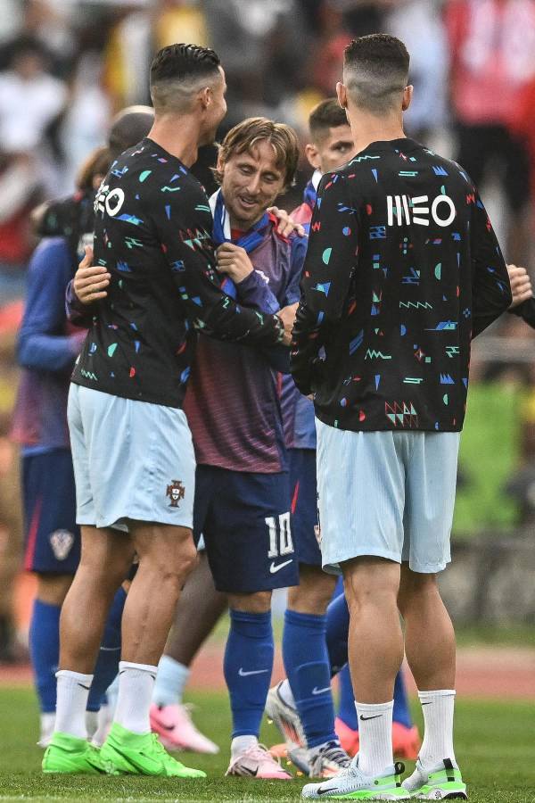 Cristiano Ronaldo y Luka Modric se reencontraron en el amistoso y se dueron este cariñoso abrazo.