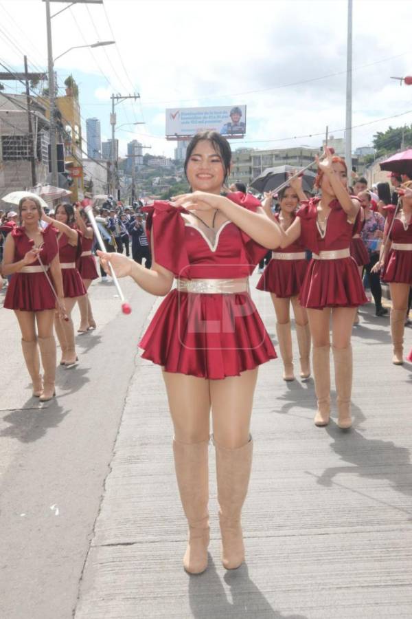 Bellas palillonas de la capital, reinas de los desfiles patrios
