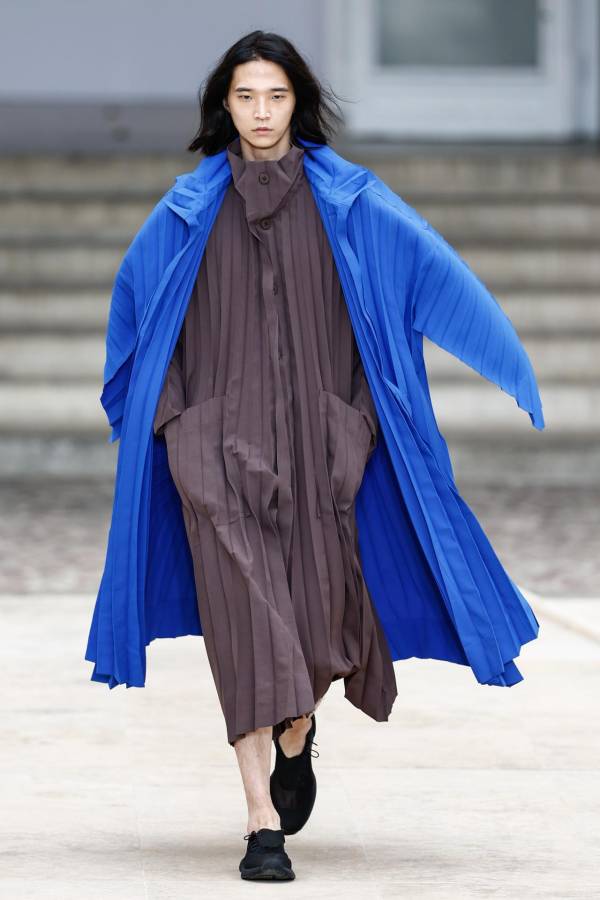 Issey Miyake se decanta por el color y las superposiciones