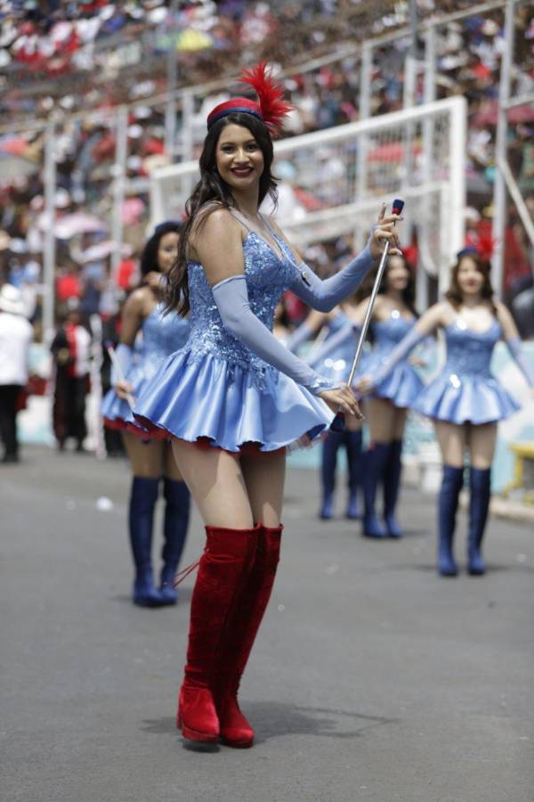 Bellas palillonas de la capital, reinas de los desfiles patrios