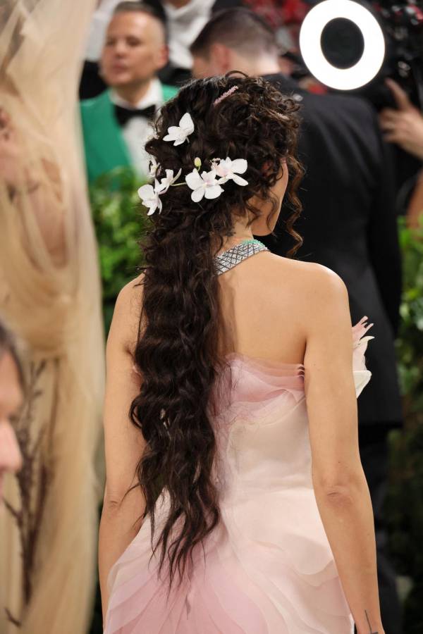 Eiza González completó su bonito look con el cabello en ondas y adornado por unas flores.