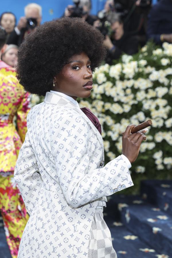 Famosas en la Met Gala 2025: Los mejores peinados y maquillajes