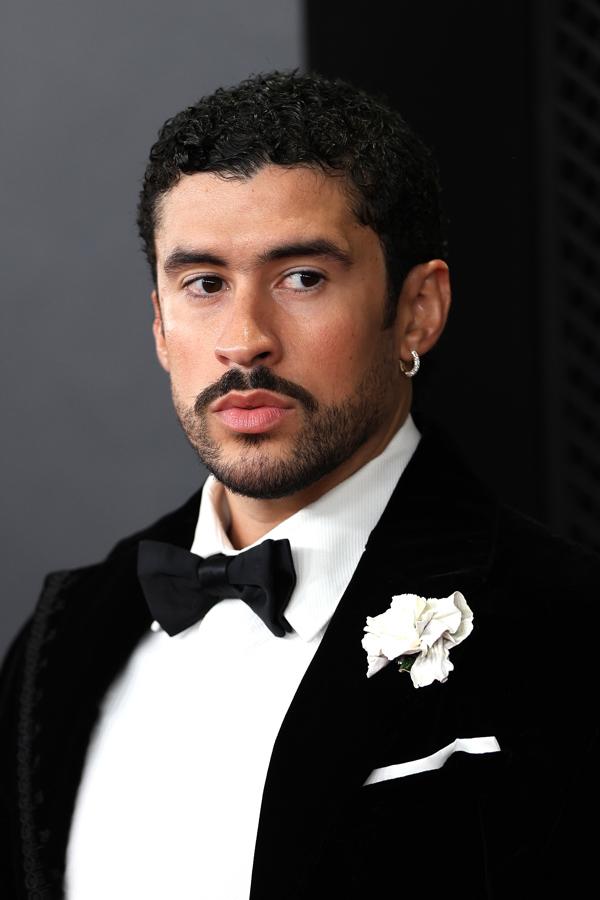 Bad Bunny le da un giro al clásico esmoquin en la alfombra roja de los Grammy 2026