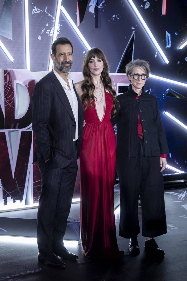 El actor mexicano José María Yazpik, la actriz estadounidense Dakota Johnson y la directora británica de cine SJ Clarkson posan en la alfombra roja de la película 'Madame Web', este martes en la Ciudad de México (México).