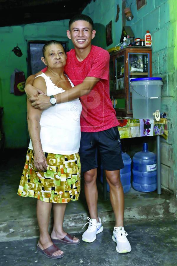 Odín Ramos junto a su adoraba abuela.